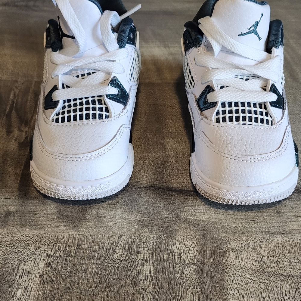 Nike Kids White and Dark Green Sneakers